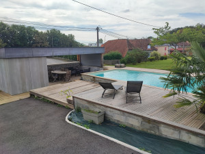 Photo de galerie - Jolie pergola avec terrasse bois autour de la piscine 