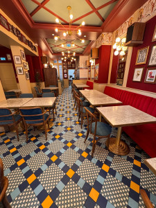 Photo de galerie - Décapage complet du sol d’une brasserie parisienne 