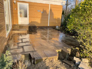 Photo de galerie - Sur la photo, vous voyez une terrasse que nous avons réalisée près d’une maison de vacances.
Nous avons enlevé l’ancienne terrasse en bois et installé une nouvelle terrasse surélevée.