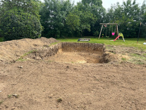 Photo de galerie - Terrassement pour la pose d’une piscine semi enterrée et nivellement de la terre végétale sur le terrain
