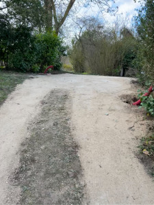 Photo de galerie - Tranchée pour pose d’une borne et coulage macif, pose calcaire sur 10 cm d’épaisseur avec compactage 