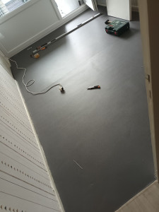 Photo de galerie - Pose d'un nouveau revêtement de sol en pvc dans le salon salle à manger