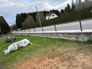 Photo de galerie - Pose grillage rigide sur muret ral 7016