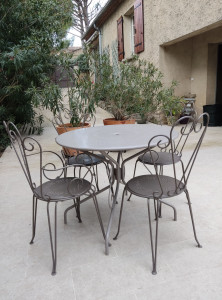 Photo de galerie - Traitement anti rouille et relookage en deux tons de la table et des chaises de jardin.