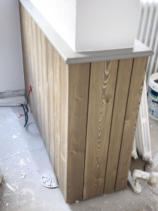 Photo de galerie - Soubassement bois avec cimaise sur le dessus. 