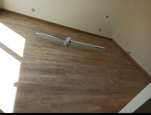 Photo de galerie - Parquet stratifié dans une chambre 