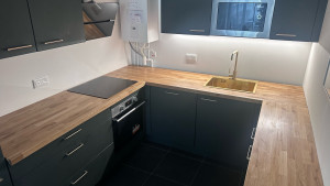 Photo de galerie - Mise en place d’un plan de travail en bois massif , évier et plaque de cuisson.