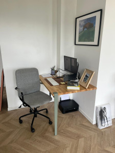 Photo de galerie - Installation d'un bureau sur mesure 