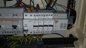 Photo de galerie - Changement d'anciens dijoncteurs par des neufs