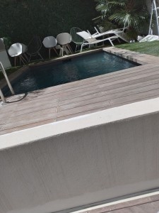 Photo de galerie - Terrasse en bois 
piscine 
