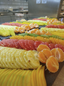 Photo de galerie - Préparation des plateaux de fruits frais 