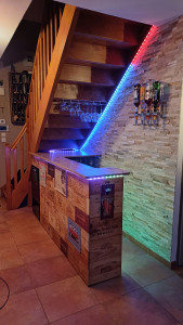 Photo de galerie - Aménagement complet sous escalier pour optimiser la place et avoir un endroit de réception conviviale. Ensemble (bar, mur, ect) imaginé et réalisé par moi.