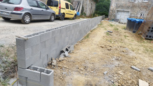 Photo de galerie - Réalisation d'un mur de clôture en bloc a banché.