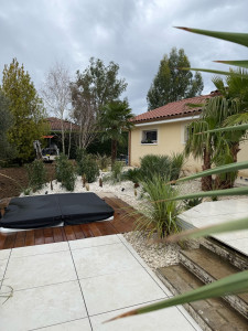 Photo de galerie - Dallage sur plot sur la terrasse et autour de la piscine , massif, spa enterrer avec ça terrasse bois 
