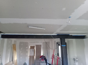 Photo de galerie - Pose d'un HEA et tube carré dans une rénovation.