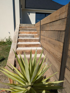 Photo de galerie - Création d'un escalier en traverses paysagère 