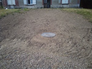 Photo de galerie - Remise de terre et nivelage autour de la dalle réductrice d'un puits posée par moi même 