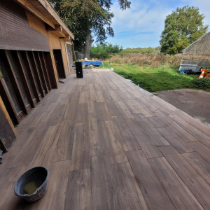 Photo de galerie - Pose d une 30 par 120 avec joint moka
