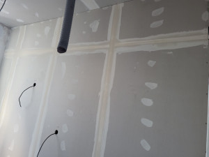 Photo de galerie - Pose du ba13 ,pose des bande une préparation pour la peindre 