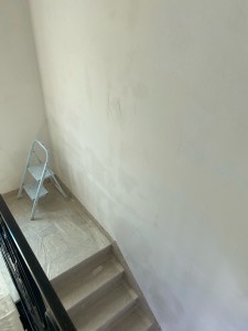 Photo de galerie - Enduit de lissage avant ponçage d’une cage d’escalier, avant mise en place de l’échafaudage pour la partie haute