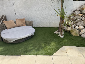 Photo de galerie - Enlèvement d une souche de palmier, terrassement, fourniture et pose de gazon synthétique 