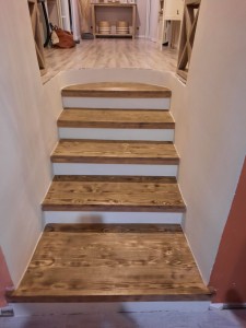 Photo de galerie - Habillage en bois avec teinte aspect veilli sur escalier béton. contre marche peinte en beige.
