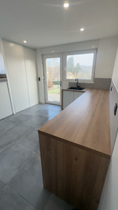 Photo de galerie - Rénovation complète buanderie carrelage faux plafond peinture installation et montage meuble 