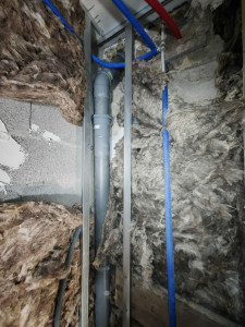 Photo de galerie - Préparation plomberie dans cloison. PVC + alimentation eau froide 