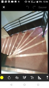 Photo de galerie - Pose escalier en linoléum + finitions nez de marche alu