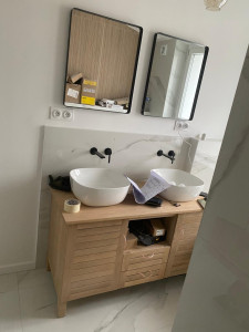 Photo de galerie - Pose meuble vasque double + robinets encastrés muraux. Meuble en bois clair style scandinave, 2 vasques à poser. Travail propre et finitions soignées.