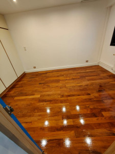 Photo de galerie - Installation de parquet avec vitrification, en soignant chaque détail pour une finition impeccable, durable et résistante, avec un résultat élégant et brillant.
