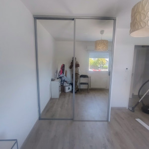 Photo de galerie - Assembler une armoire à portes coulissantes.