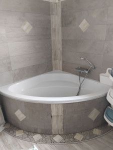 Photo de galerie - Baignoire d angle et faïence 



 
