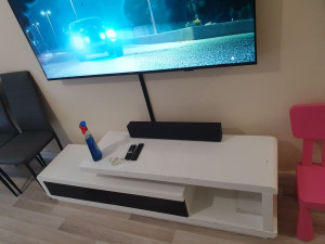 Photo de galerie - Pose de tout l'ensemble 
tv+box+meuble +enceinte Bluetooth +cache fils.avec mise en services 