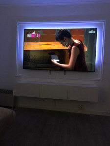Photo de galerie - Moulure à la télé 