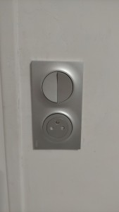 Photo de galerie - Remplacement des prises et interrupteurs d'une maison avec une couleur alu