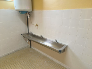 Photo de galerie - Pose lavabo inox pour un lieux public 