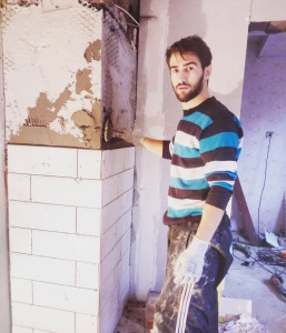 Photo de galerie - Pose de carrelage mural avec préparation du support.
Travail soigné, alignement précis et finitions propres.