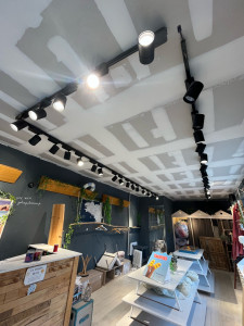 Photo de galerie - Pose et raccordement rampe de spots pour un magasin + dépose ancien plafond et création d’un nouveau plafond 