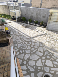 Photo de galerie - “Revêtement de cour en pierre décorative avec jointoiement professionnel, réalisation propre et résistante pour les espaces extérieurs.”