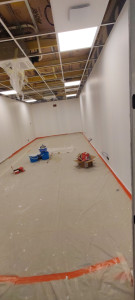 Photo de galerie - Préparation des murs avant peinture : nettoyage, rebouchage, ponçage, puis application de la peinture.
