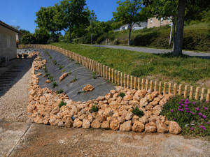 Photo de galerie - Talus planté avec rocaille, ganivelles acacia
