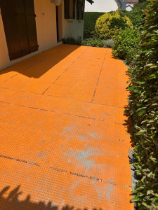 Photo de galerie - Préparation d’une pose avec natte étanchéité kerdi 