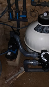 Photo de galerie - Intervention sur piscine intérieure , remplacement de la pompe avec modification et adaptation du circuit car la pompe était fourni par le client ,et recherche et localisation de la fuite du bassin 