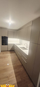 Photo de galerie - Installation d'une cuisine en kit, incluant la mise en place d'un plan de travail et d'une crédence compacte Gesso blanc de 12 mm d'épaisseur.