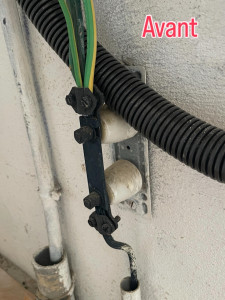 Photo de galerie - Barrette de coupure de terre oxyder et non protéger et mal raccorder en aval avec plusieurs cables 