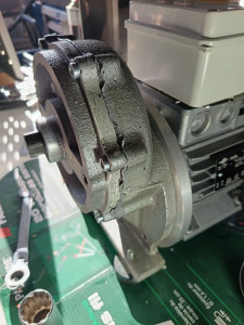 Photo de galerie - Réparation et remplacement joint et roulement réducteur hachoir a viande professionnel. 