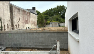 Photo de galerie - Réalisation d’un mur de soubassement en stepoc 