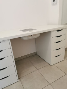Photo de galerie - Montage du bureau + coupe et installation d'un aspirateur pour prothésiste ongulaire 