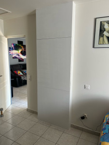 Photo de galerie - Création d’un coffrage avec porte pour cacher un compteur électrique 